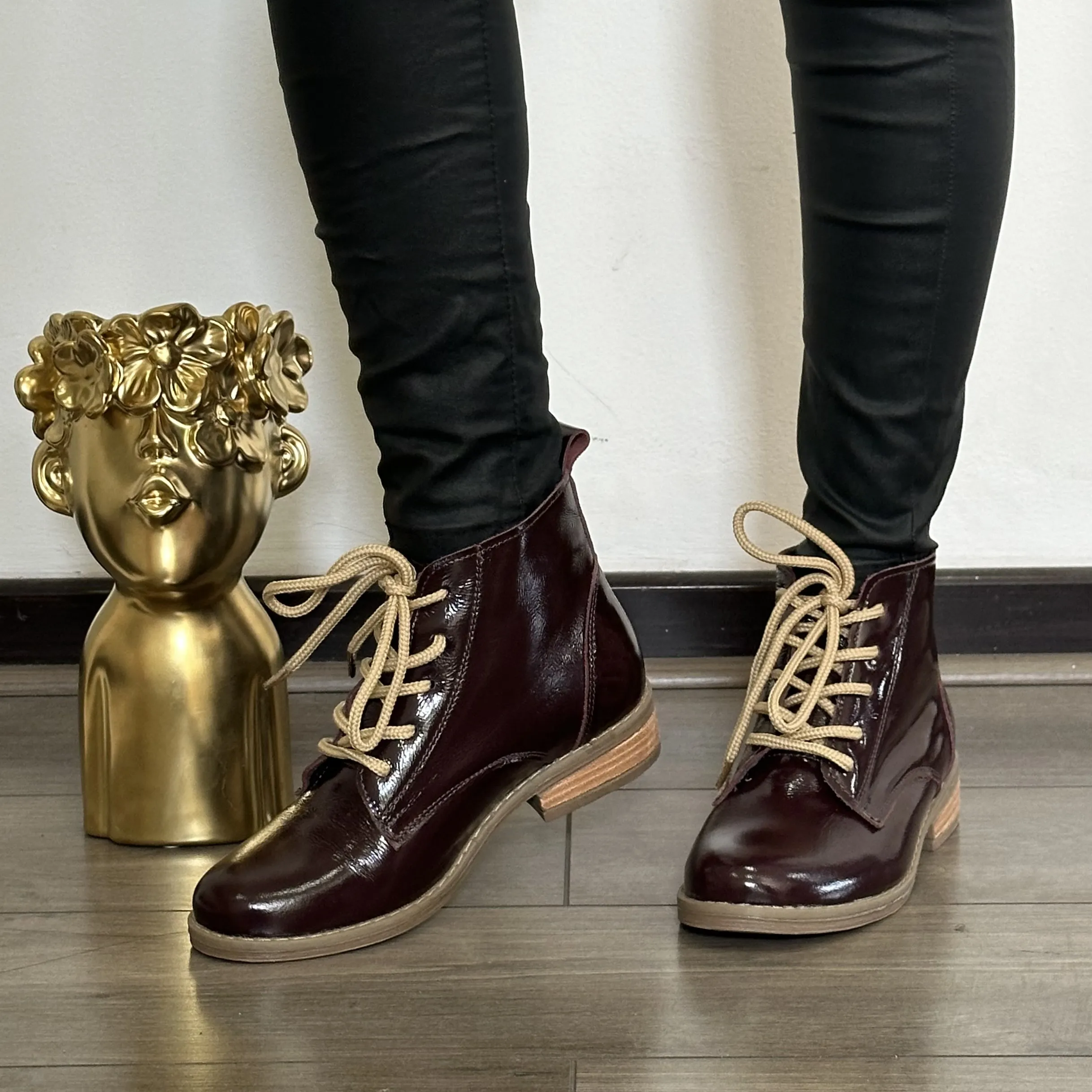 Botin Boston Burdeo Charol