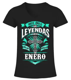 Dios creó las leyendas luego hizo que nacieran en Enero Camiseta cuello pico Mujer