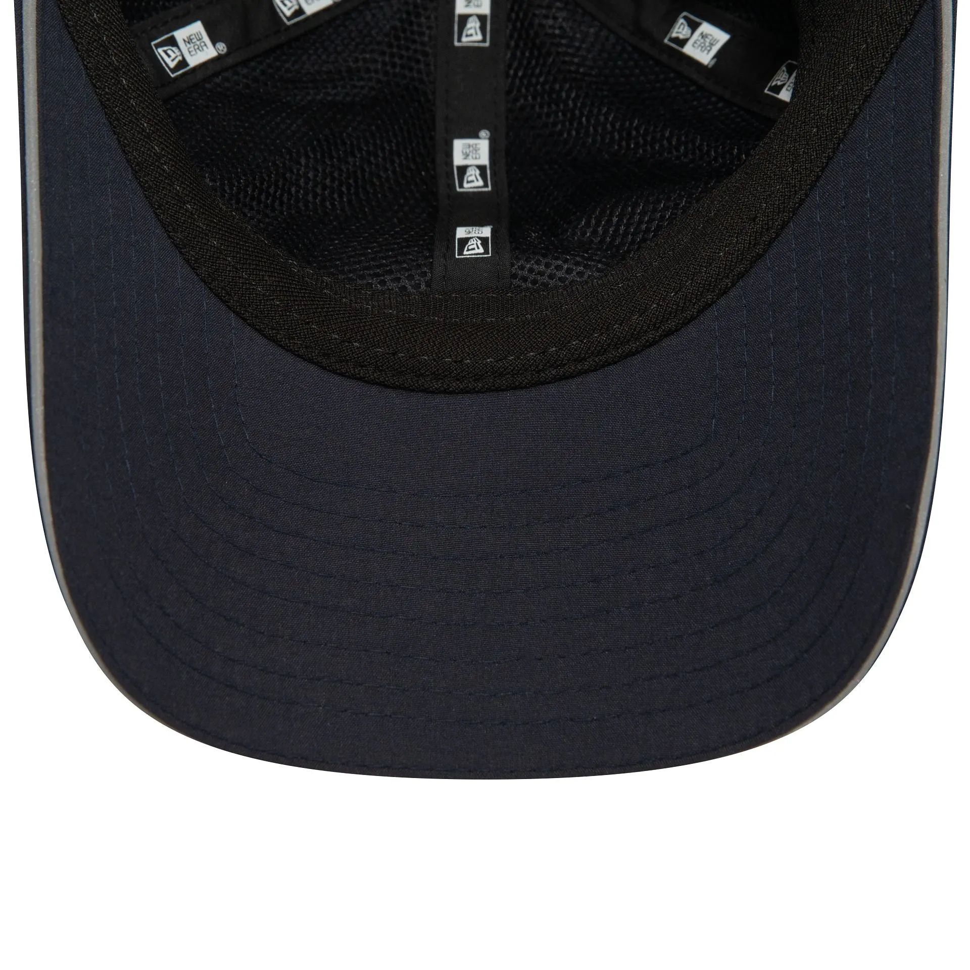 Gorra ajustable de cola de caballo para mujer de New Era en azul marino.