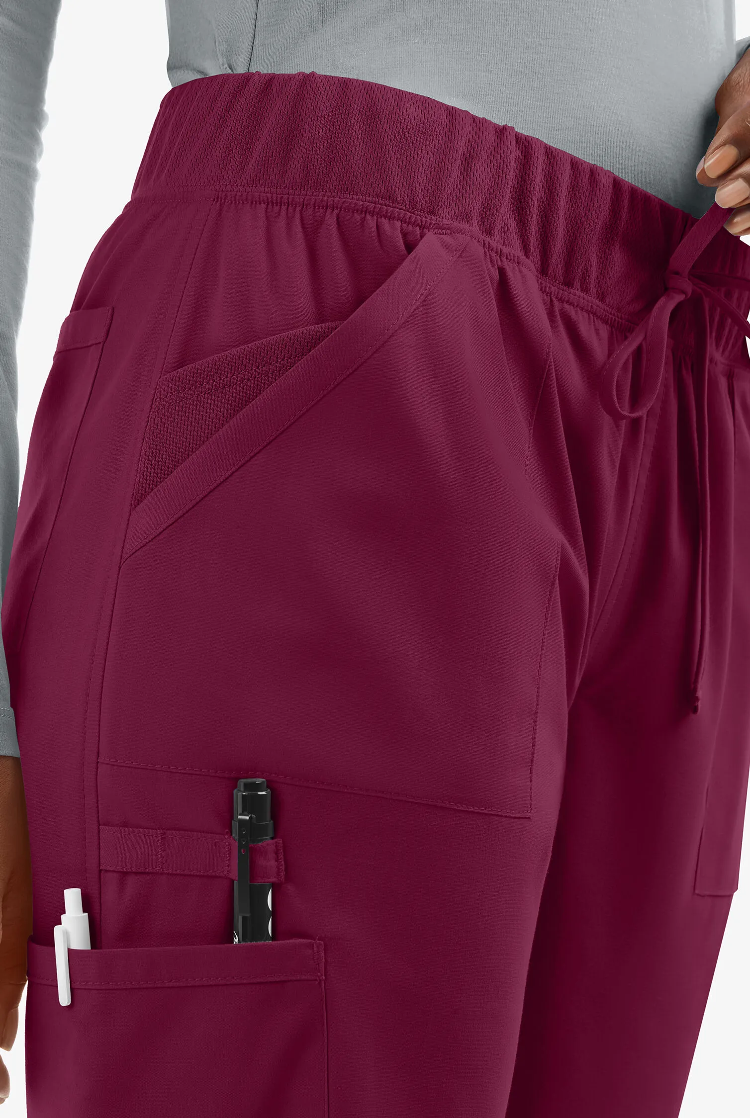 Pantalón médico Cherokee Workwear Professionals Active petite de tiro medio con piernas pitillo y 5 bolsillos para